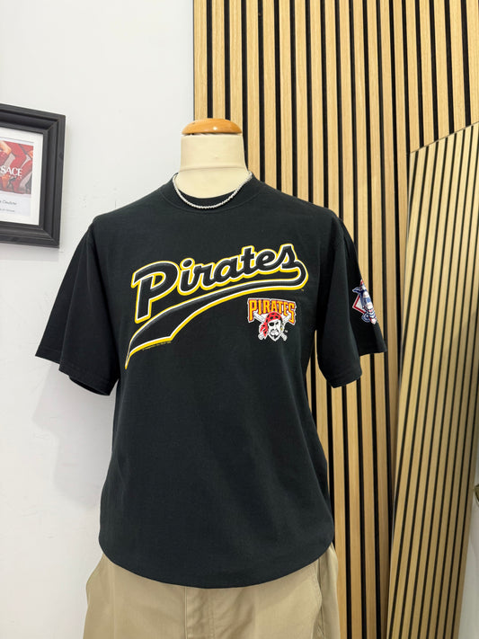 T-shirt vintage Lee Sport “Pittsburgh Pirates” anni ’90 – Nero