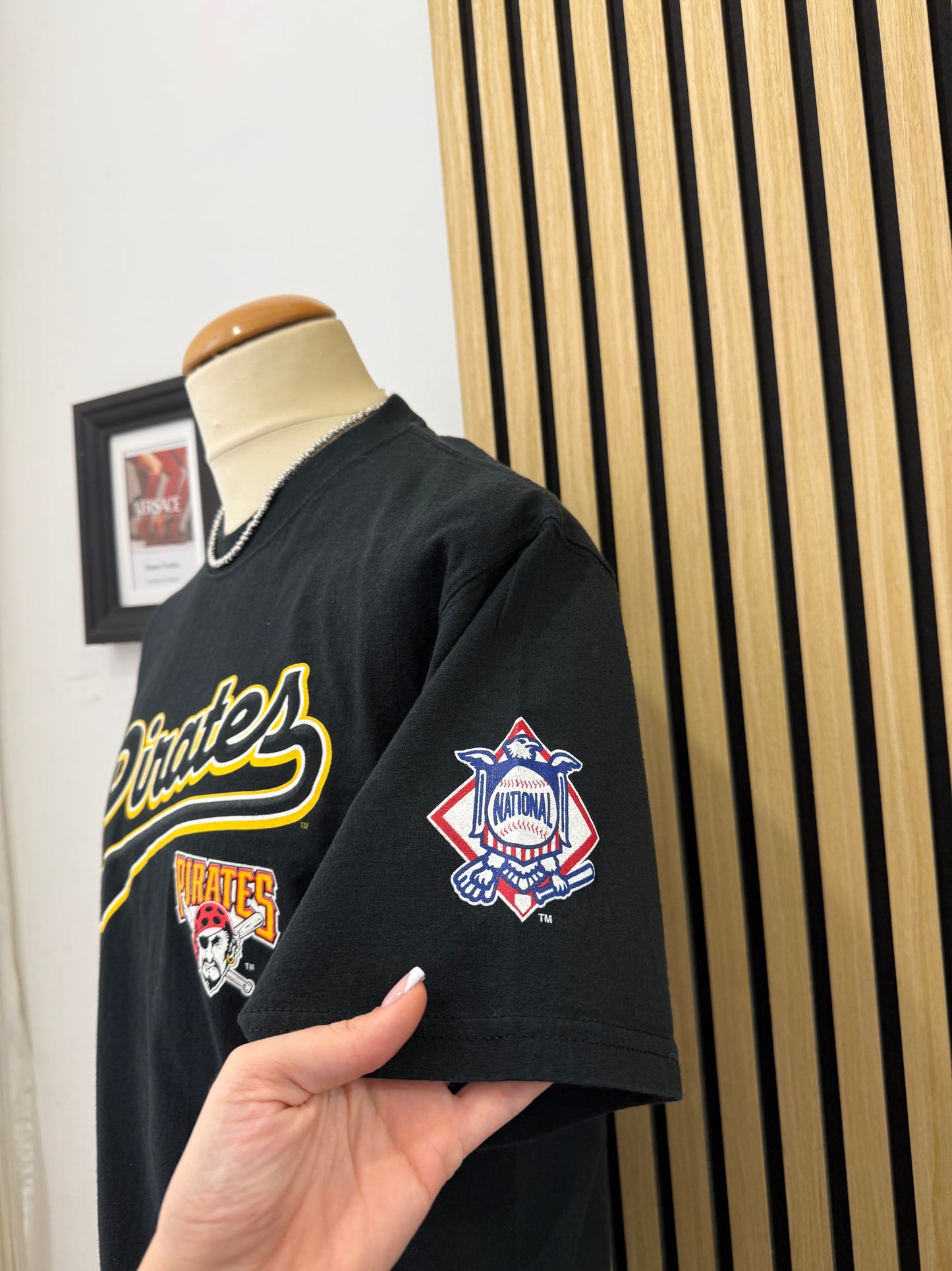 T-shirt vintage Lee Sport “Pittsburgh Pirates” anni ’90 – Nero