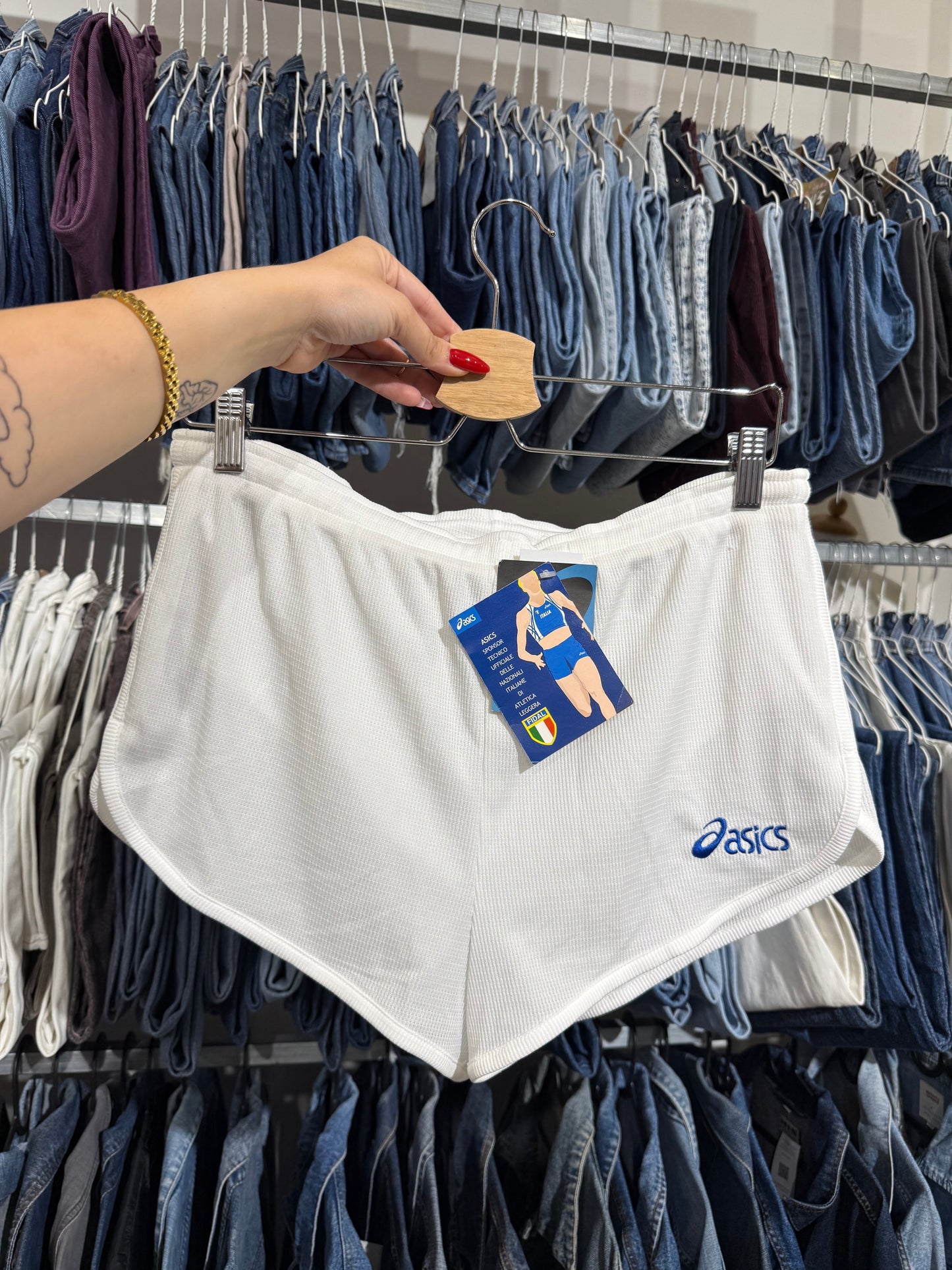 Pantaloncino sportivo ASICS sponsor ufficiale delle nazionali italiane di atletica leggera