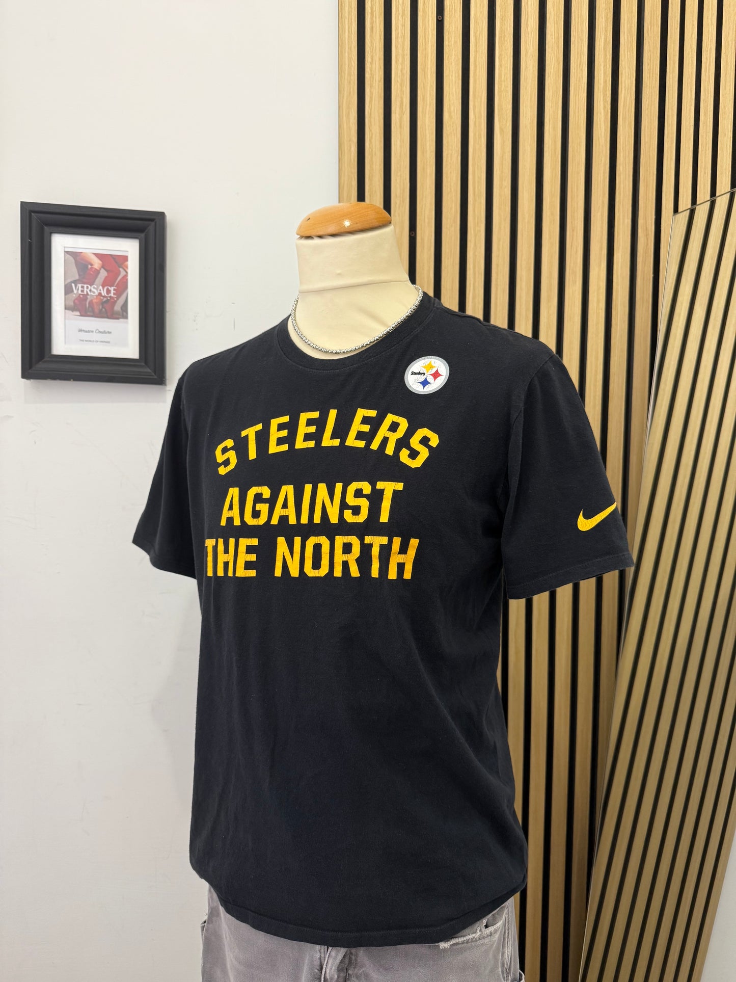T-shirt Nike Pittsburgh Steelers “Against The North” – Ufficiale NFL