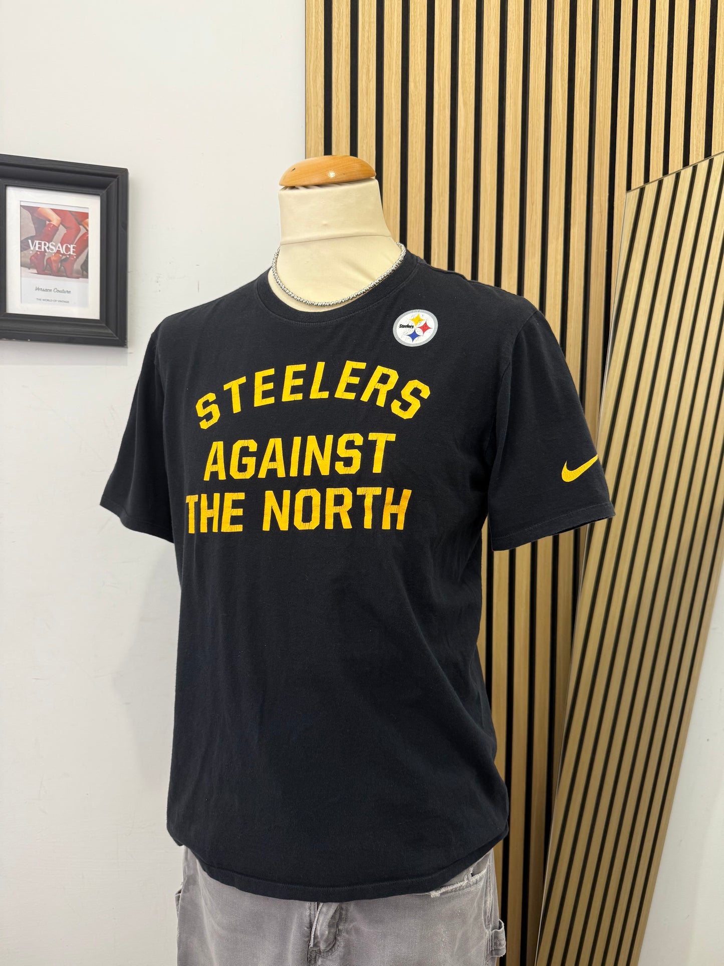 T-shirt Nike Pittsburgh Steelers “Against The North” – Ufficiale NFL