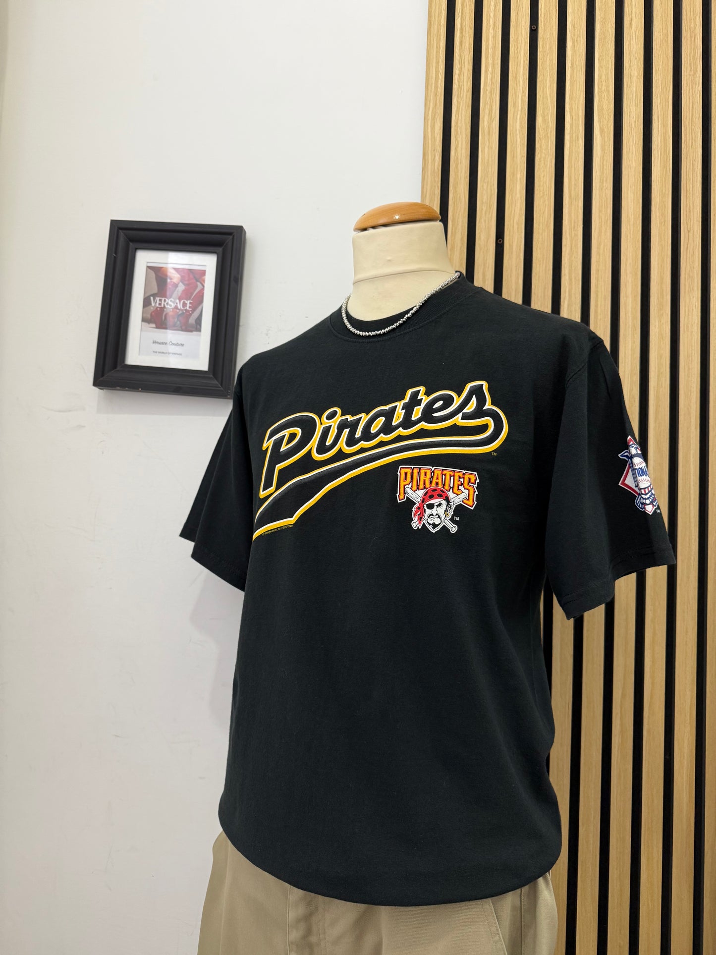 T-shirt vintage Lee Sport “Pittsburgh Pirates” anni ’90 – Nero