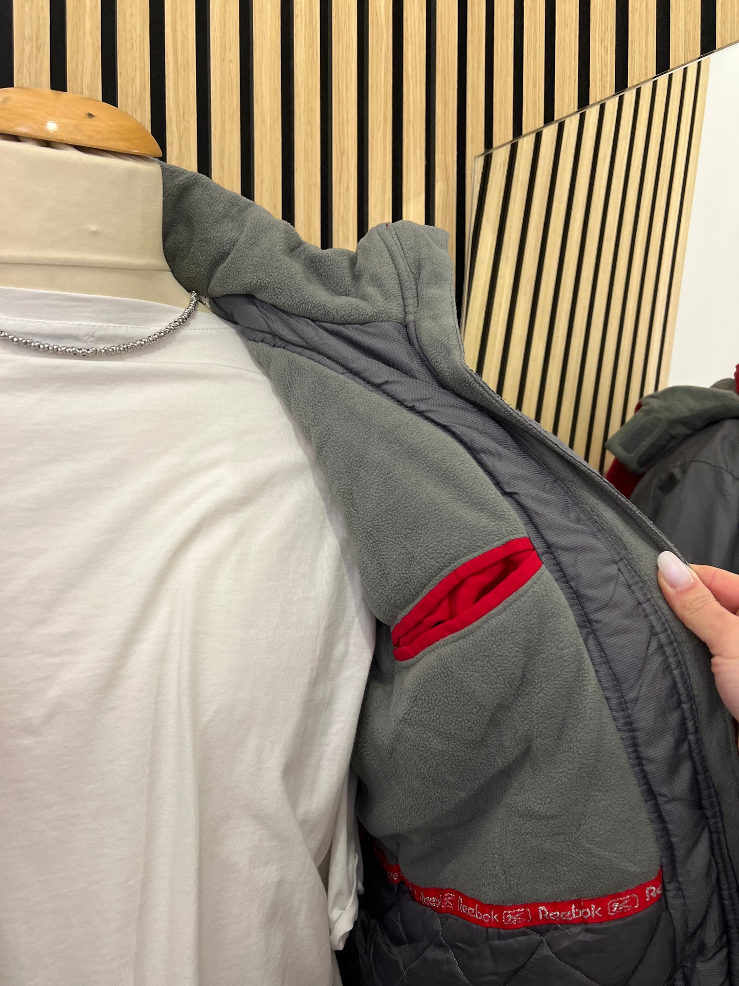 Giacca Reebok Vintage Imbottita con Cappuccio – Rosso/Grigio