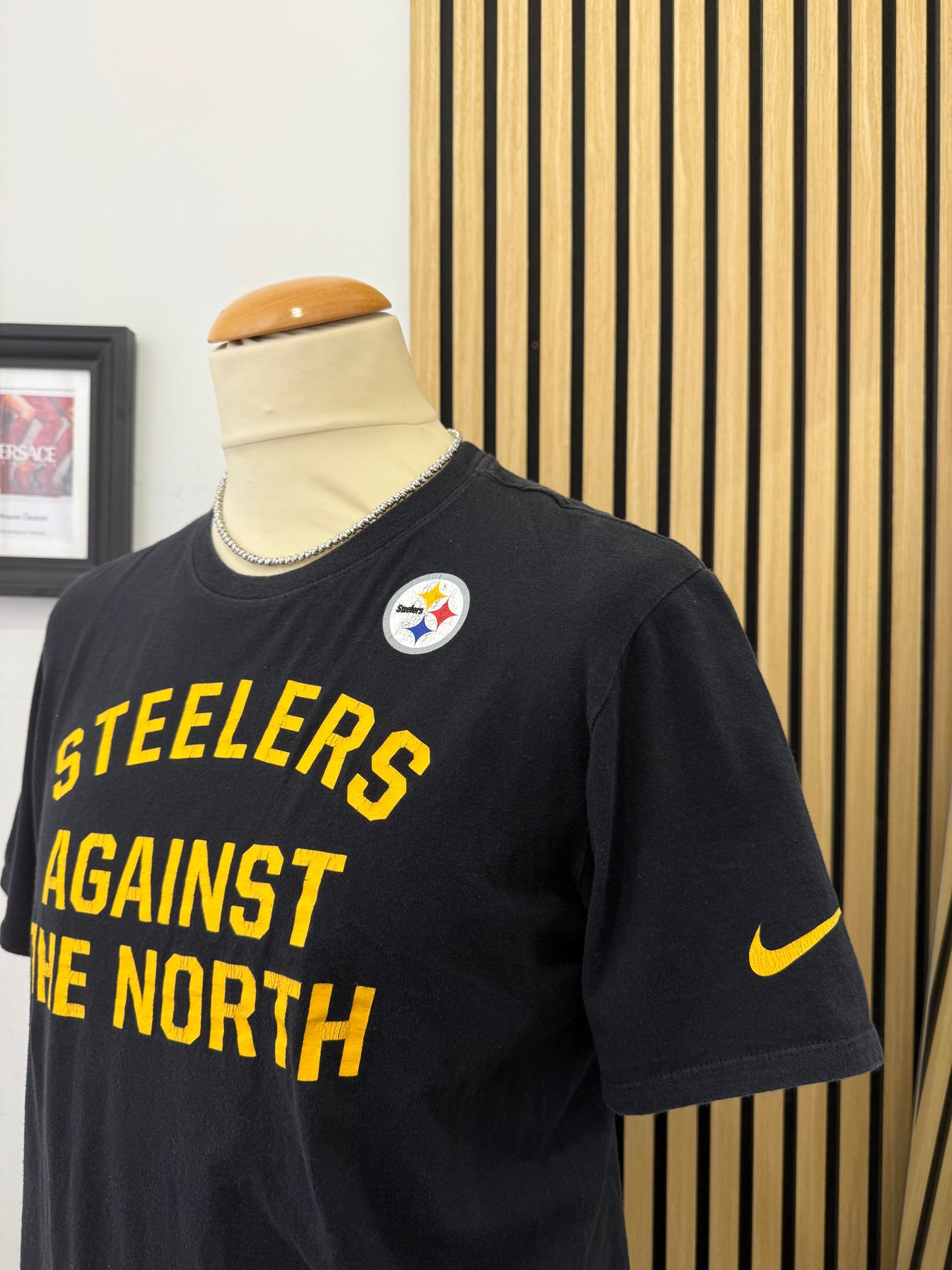 T-shirt Nike Pittsburgh Steelers “Against The North” – Ufficiale NFL