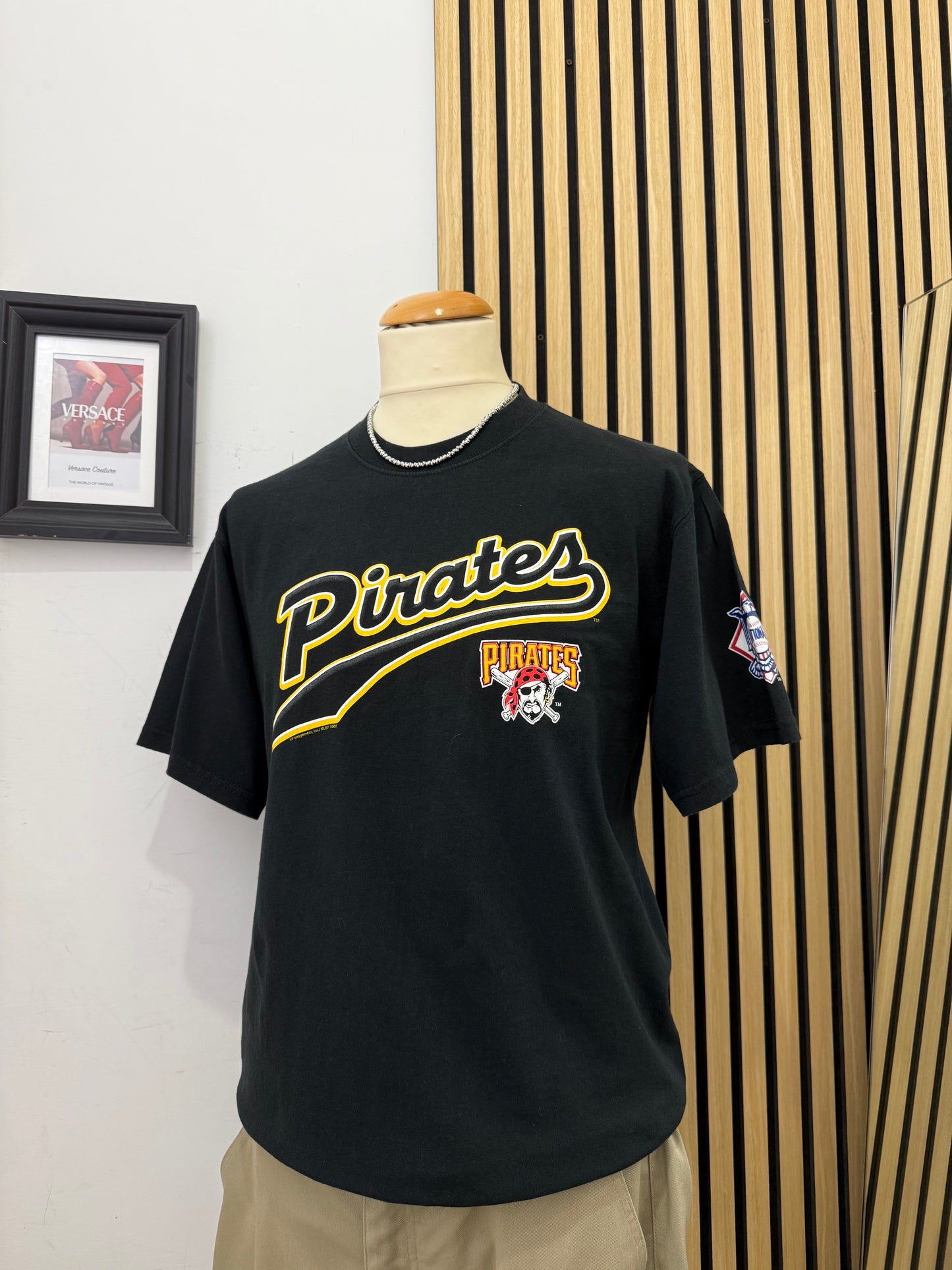 T-shirt vintage Lee Sport “Pittsburgh Pirates” anni ’90 – Nero