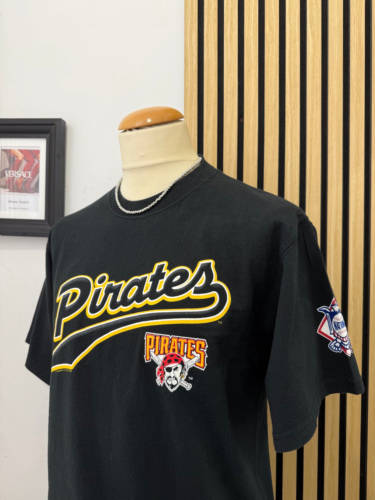 T-shirt vintage Lee Sport “Pittsburgh Pirates” anni ’90 – Nero