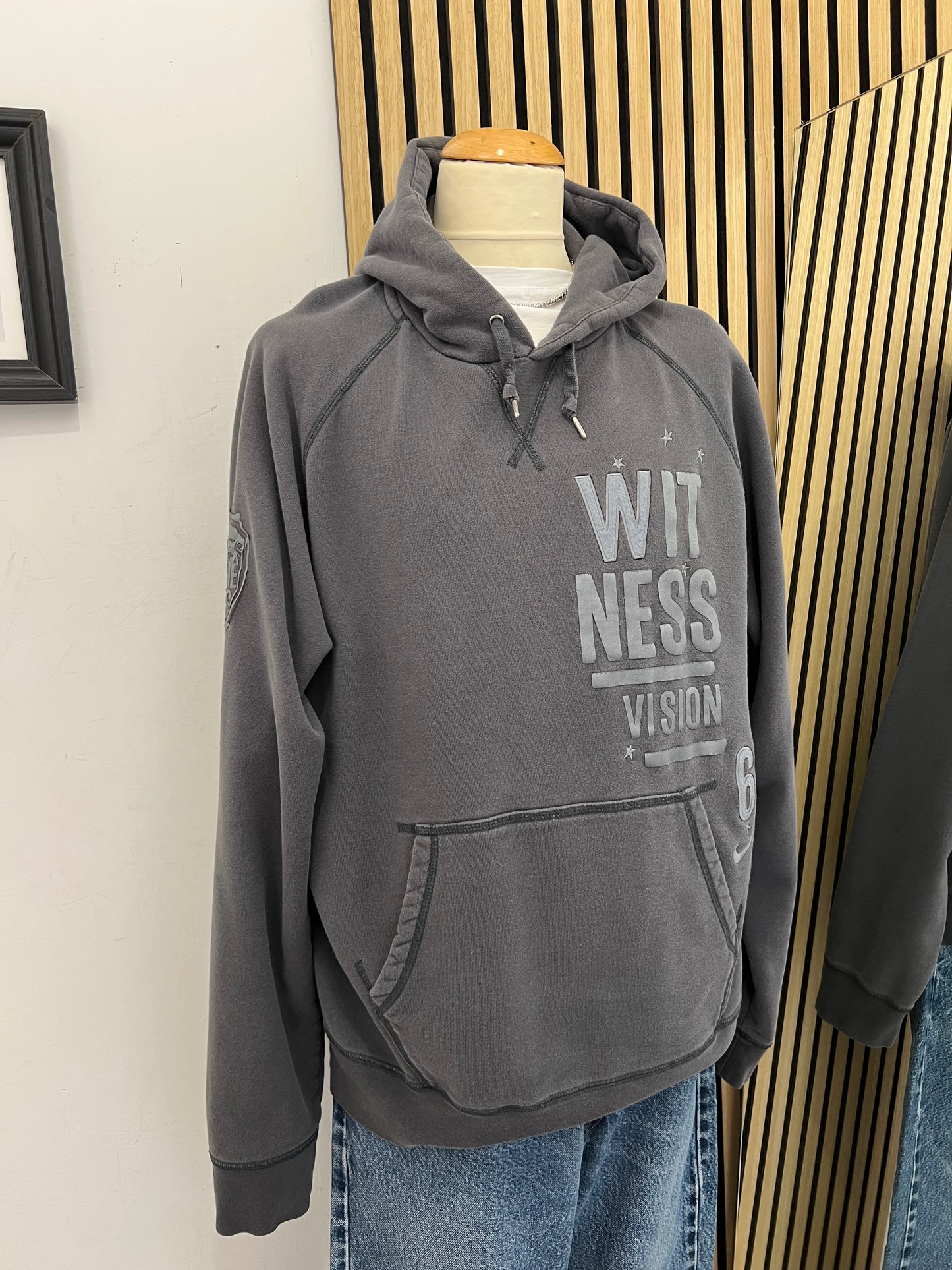 Felpa Nike “Witness Vision 6” con Cappuccio – Grigio