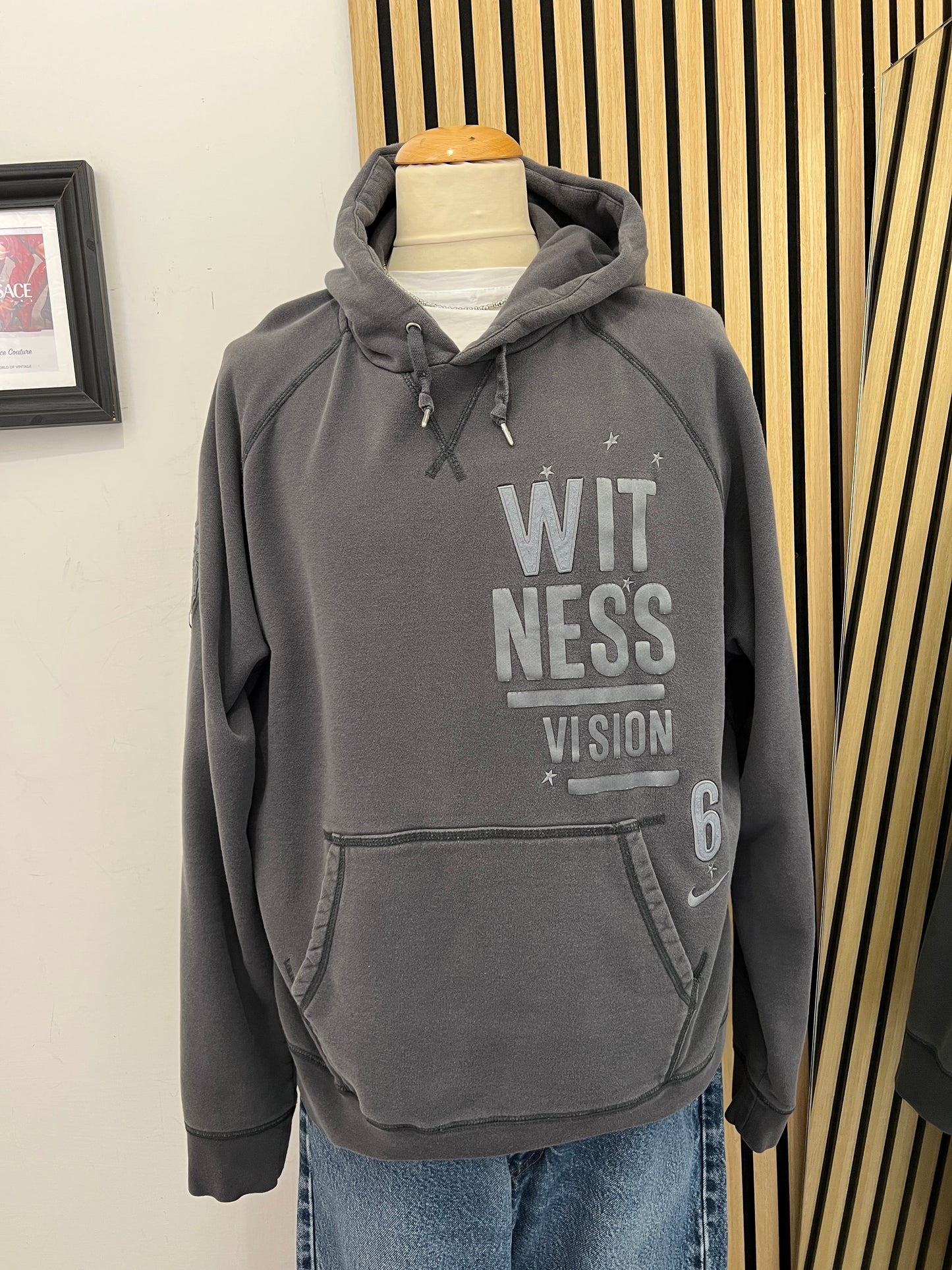 Felpa Nike “Witness Vision 6” con Cappuccio – Grigio