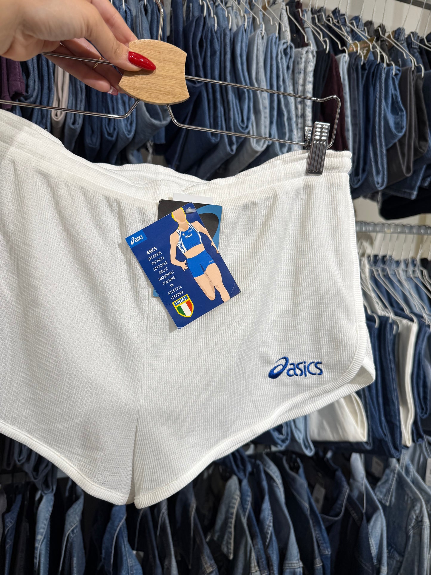 Pantaloncino sportivo ASICS sponsor ufficiale delle nazionali italiane di atletica leggera